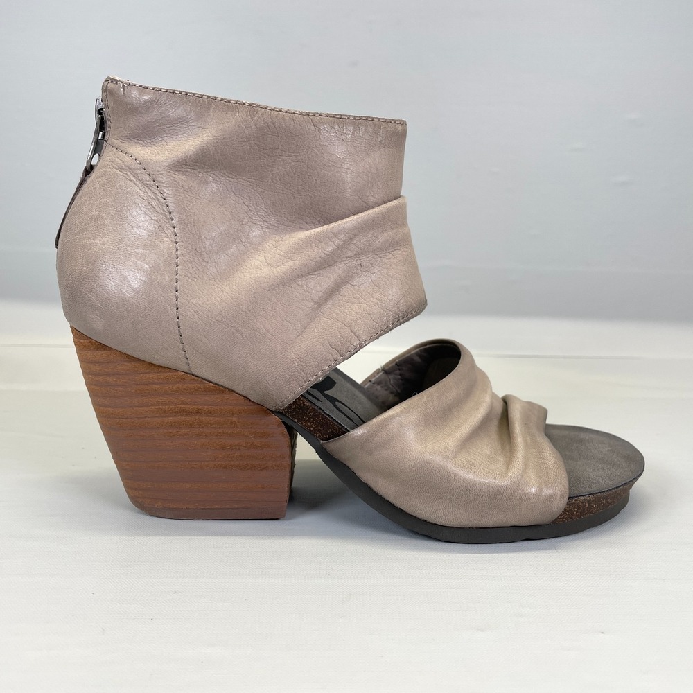 OTBT Patchouli Sandals Womens Size 7 M Brown Taupe Leather Back Zip Block Heels